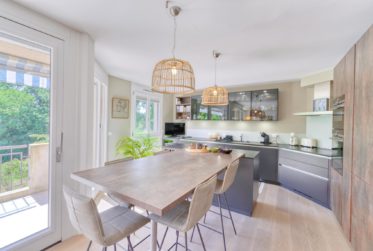 CAROUGE - APPARTEMENT 4 PIÈCES ENTIÈREMENT RÉNOVÉ