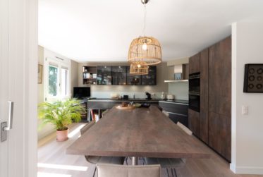CAROUGE - APPARTEMENT 4 PIÈCES ENTIÈREMENT RÉNOVÉ