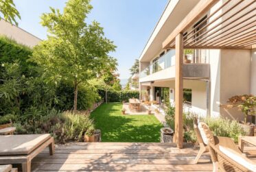 VÉSENAZ - MAISON MITOYENNE CONTEMPORAINE AVEC JOLI JARDIN